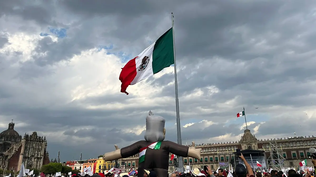 AMLO_mitin_bandera Zocalo